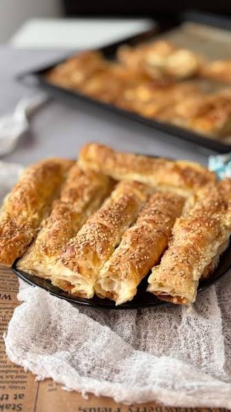 Domaći štapići sa sirom, sveže pripremljeni za ketering i proslave