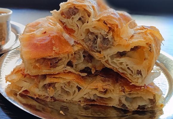 Domaća pita sa mesom, sveže pripremljena za ketering i proslave